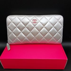🌺CHANEL Gusset Quilted Silver Metallic Zip Wallet 🌺